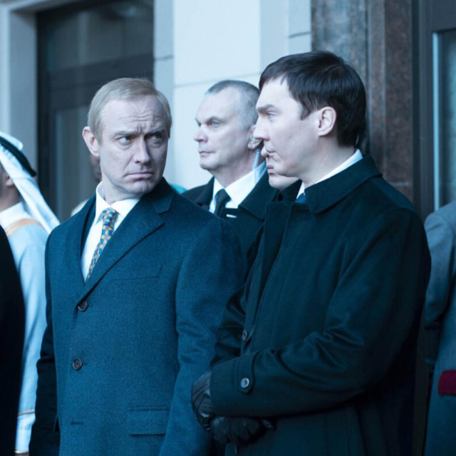 Film pripovijeda iz perspektive Baranova, čovjeka koji će odmah prozreti tko je Putin, zajahati na njegovu valu te postati njegov savjetnik