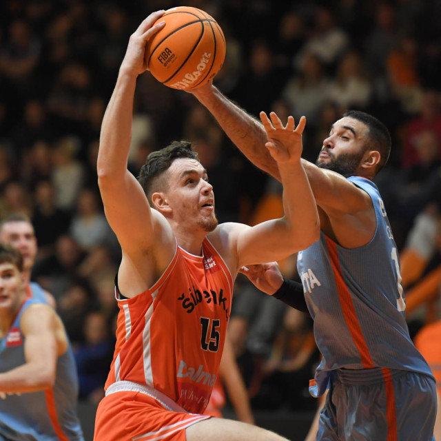 Viktor Šarić (Šibenka) u prodoru pokraj Mislava Brzoje (Cedevita Junior)
