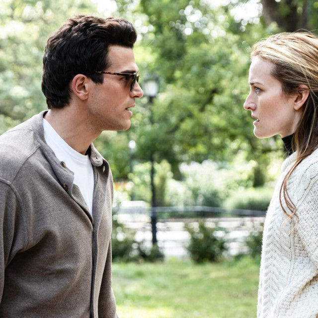 Paul Anthony Kelly i  Sarah Pidgeon kao John F. Kennedy Jr. i Carolyn Bessette