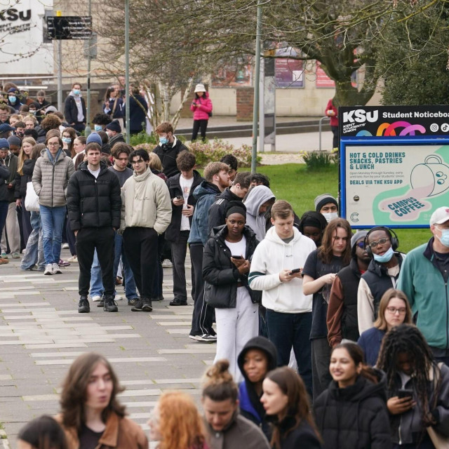 Studenti u redu za svoju dozu antibiotika
