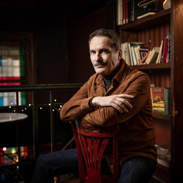 ”Režirao sam, pisao scenarije i glumio u malom kazalištu Odeon, koje je okupljalo razne kreativce. Bio je smješten na off-Broadwayu, u 44. ulici”, prisjetio se života u New Yorku