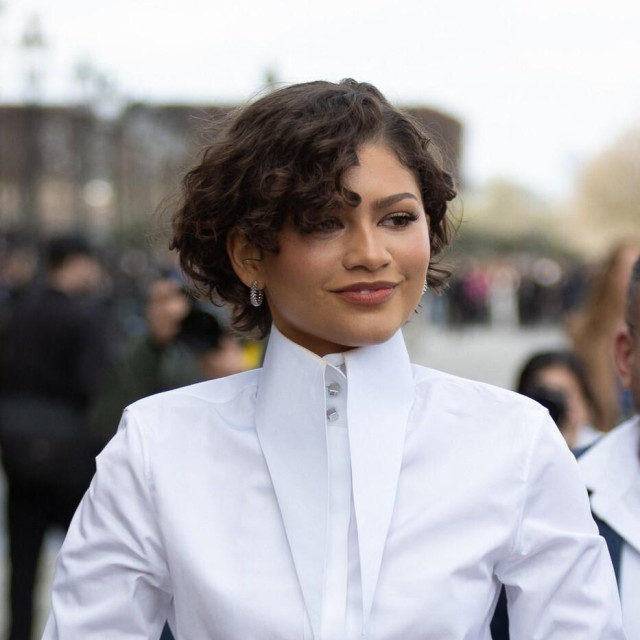 Svi su se raspisli da je jednostavan zlatni prsten koji nosi proteklih tjedana ustvari - vjenčani 