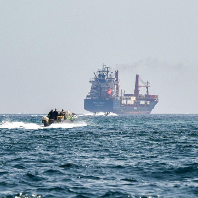 Kontejnerski brod snimljen kako prolazi kroz Hormuški tjesnac