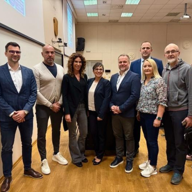 Sudionici tribine ”Mentalno zdravlje trenera” - (s lijeva) mag. Luka Škrinjarić, Ivica Tucak, dr. Davorka Herman Mahečić, dr. Renata Brić, Vladimir Mađarević, prof. dr. Tomislav Rupčić, dekan Kineziološkog fakulteta u Zagrebu, dr. Lidija Bojić Čačić i Dražen Brajdić