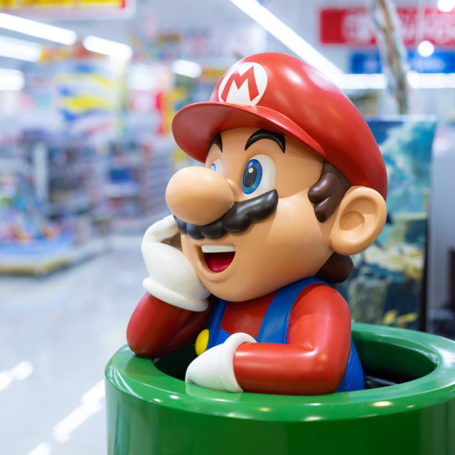 Figura Super Marija na ulazu u Nintendovu trgovinu igračaka u Yokohami u japanskoj prefekturi Kanagawa