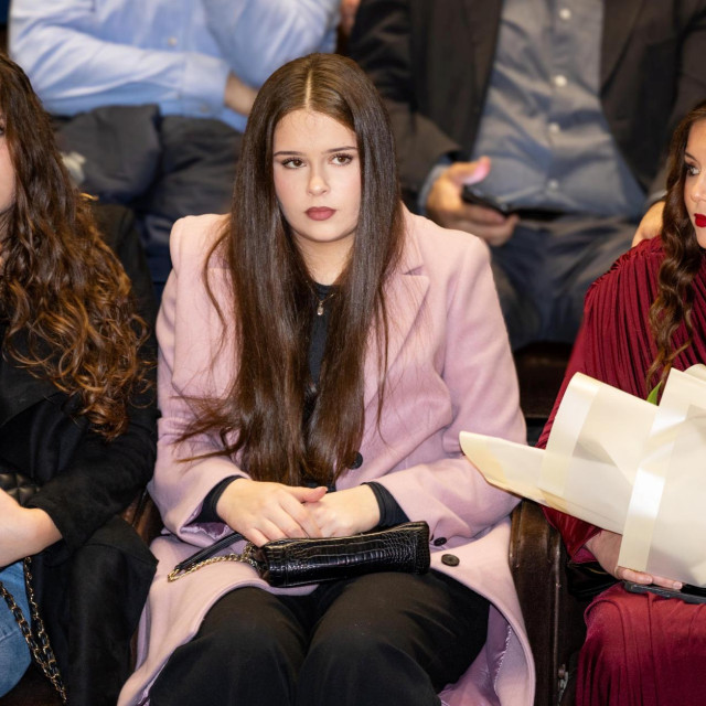 Thompsonove kćerke Katarina, Cvita i Diva Marija (prva desno)