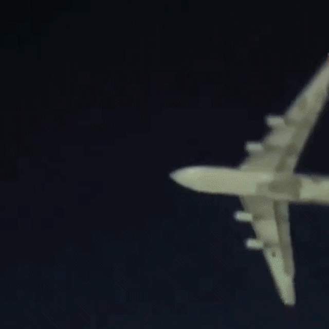 Putnički avion u niskom letu nakon jednog od napada dronova na Moskvu (arhivska snimka)