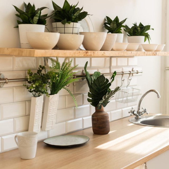 Otvorene police mogu biti iznimno efektan i funkcionalan dodatak domu, ali njihova vrijednost dolazi do izražaja tek kada se koriste promišljeno