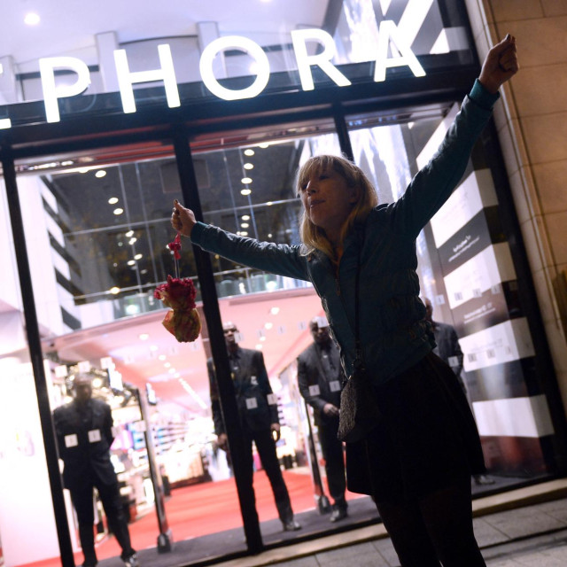 U Sephori na aveniji Champs-Élysées kupci u potpunosti mogu osjetiti takozvani Sephora Experience i vidjeti sve novitete