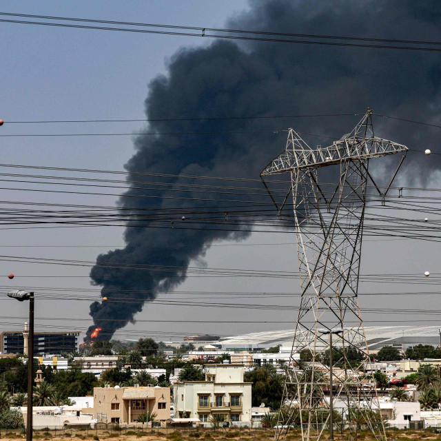 Dim koji se uzdiže iznad aerodroma u Dubaiju