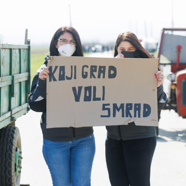 Prosvjednice ispred barikada