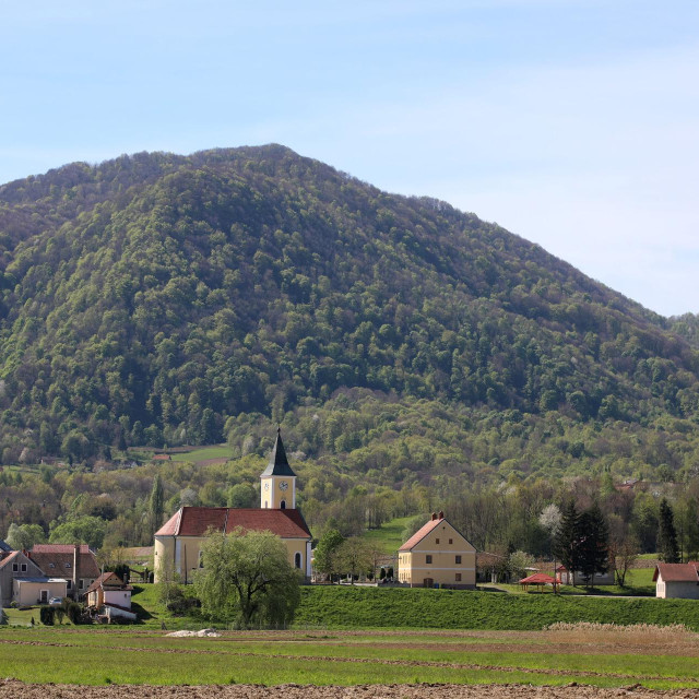 Varazdin, 050424.
Sume na planini Ivancici pocele su dobivate zelene boje.
Na fotografiji: Crkva Sv. Margarete u mjestu Margecan.