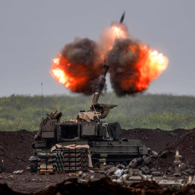 Izraelska samohodna haubica ispaljuje projektile prema južnom Libanonu s položaja u gornjoj Galileji u sjevernom Izraelu u blizini granice, 20. ožujka 2026. godine