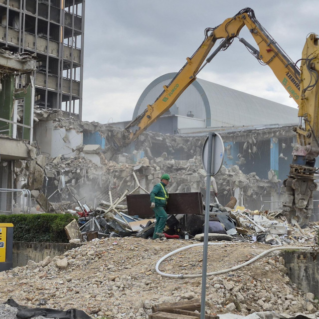 Radovi na rušenju objekata u sklopu bivšeg Vjesnika.