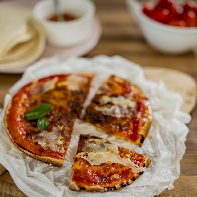 Zagreb, 090326.
Tri jedostavna jela s tri okusa vegete. Batat punjen piletinom i zacinjen klasicnom vegetom, njoki u rajcica umaku s dodatkom sweet chillia i torilja pizza s dodatkom vegete smoked