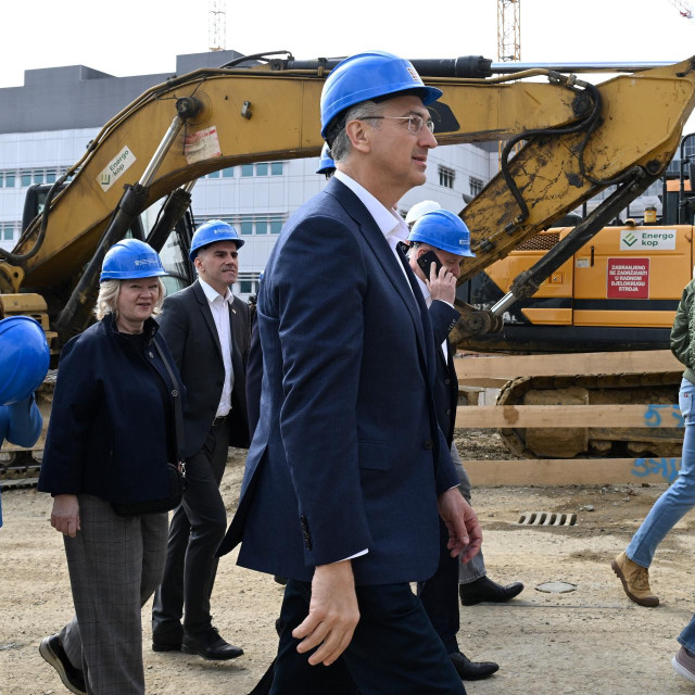 Premijer u obilasku obnovljenih bolnica u Zagrebu