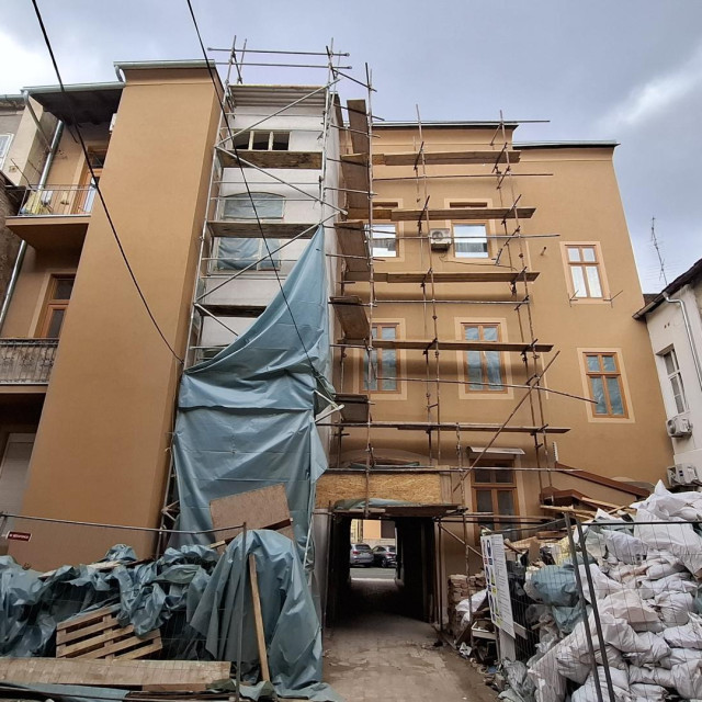 Šest je godina od katastrofalnog zagrebačkog potresa, koji je na današnji dan 2020. pogodio Zagreb i okolicu s magnitudom od 5.5 prema Richteru, a u kojem je život izgubila 15-godišnja djevojka, dok je 27 osoba ozlijeđeno.  

Epicentar potresa bio je 7 kilometara sjeverno od središta Zagreba, u Markuševcu. Bio je to najjači potres u posljednjih 140 godina na zagrebačkom području nakon kojeg je uslijedio još jedan magnitude 5.0, a do kraja 2021. godine ukupno je zabilježeno oko 3500 naknadnih podrhtavanja tla.

Obnova danas nažalost nije ni blizu kraju, pogeldajte što su snimili fotografi Cropixa.

(Hebrangova, dvorište)
