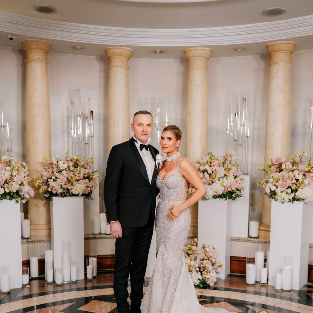 Mladenka Nika zablistala je u modernoj vjenčanici, dok je mladoženja Marijan odabrao klasičan, ali besprijekoran smoking