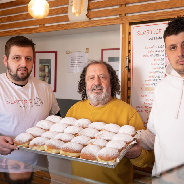 Obitelj Bajamić, na fotografiji Marino, Mate i Matej 