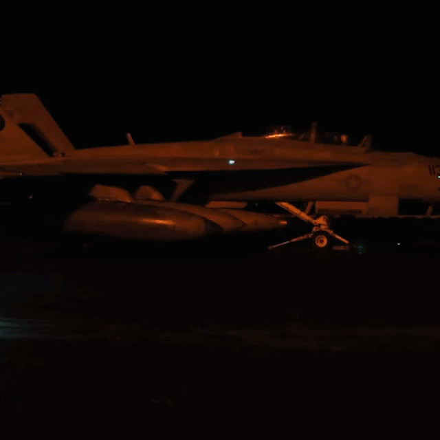 Američki borbeni avion F/A-18 Super Hornet polijeće s nosača aviona tijekom operacije Epski gnjev protiv Irana