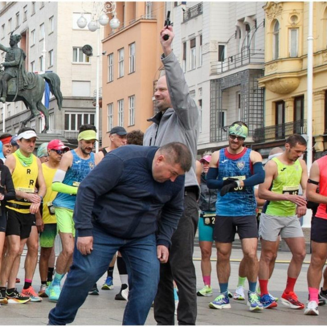 Rano jutros, oko 7.30 na Trgu bana Jelačića započeo je 49. Međunarodni atletski supermaraton Zagreb-Čazma ‘Od Kaptola do Kaptola‘. Ta je utrka iznimna po mnogim stvarima, jedna je od najstarijih sportskih manifestacija u zemlji te jedina atletska utrka koja ima start u Zagrebu, prolazi Zagrebačkom županijom, a cilj joj je u Bjelovarsko-bilogorskoj županiji. Riječ je o najdužoj cestovnoj utrci u Hrvatskoj, a sudjelovalo je stotinjak trkača.

Trasa je s Trga vodila od Cesarčeve ulice preko Vlaške i Maksimirske prema Dubravi, Sesvetama i Dugom Selu do Čazme.

Ovaj supermaraton je povijesna kategorija u Hrvatskoj, jedna od najstarijih utrka, a prva je održana 1976. godine.

Nagradni fond maratona iznosi 3 tisuće eura. Pobjednik će osvojiti 700 eura, drugo mjesto donosi 500, a treće 300 eura.
