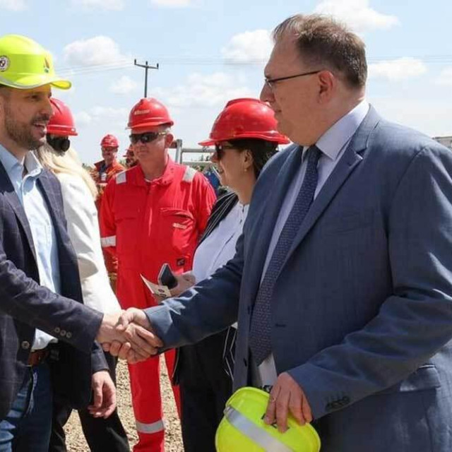 Za razliku od dijela drugih obnovljivih izvora, geotermalna energija nije ovisna o vremenskim uvjetima