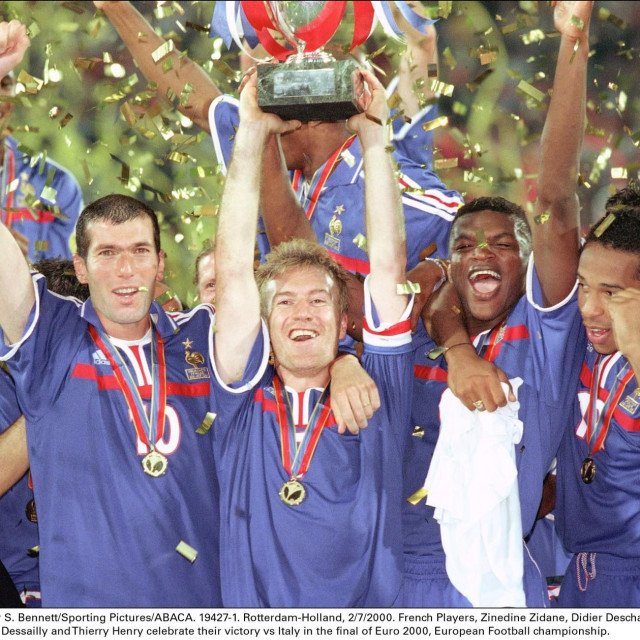 Slavlje Francuza nakon osvajanja Eura 2000. godine u Rotterdamu - slijeva: Zinedine Zidane, Didier Deschamps, Marcel Desailly i  Thierry Henry 