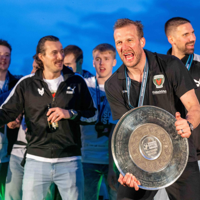Manuel Štrlek i Max Darj s trofejom Bundeslige