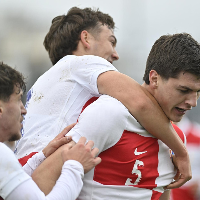 Ljubo Puljić iz Bayern sa suigračima iz  U19 vrste u Varaždinu igra protiv Švicarske