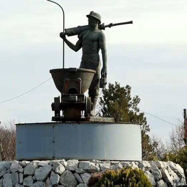 Spomenik rudaru na ulazu u Bor