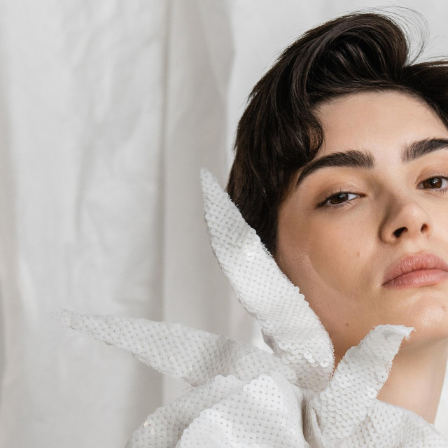 Poseban akcent čine ručno oblikovani cvjetni broševi