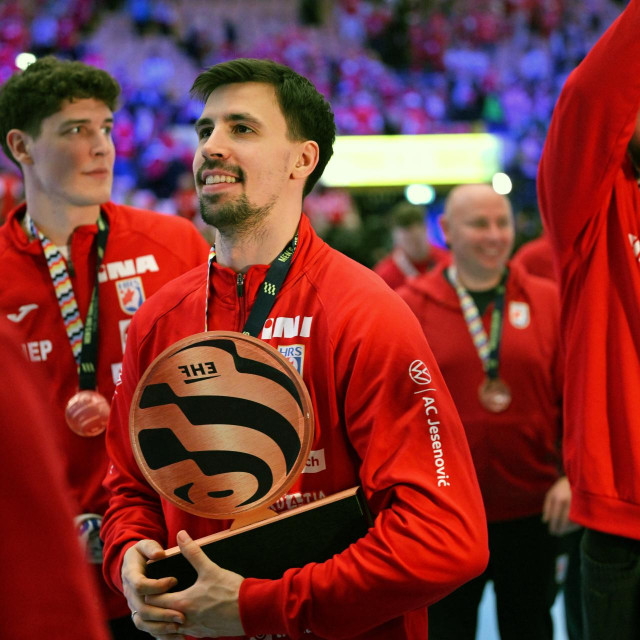 Herning, Danska, 010226.
Dvorana Jyske Bank Boxen.
Dodjela medalja na Europskom prvenstvu u rukometu, na kojemu je Hrvatska osvojila 3. mjesto i broncanu medalju.
Na fotografiji: Ivan Martinovic.