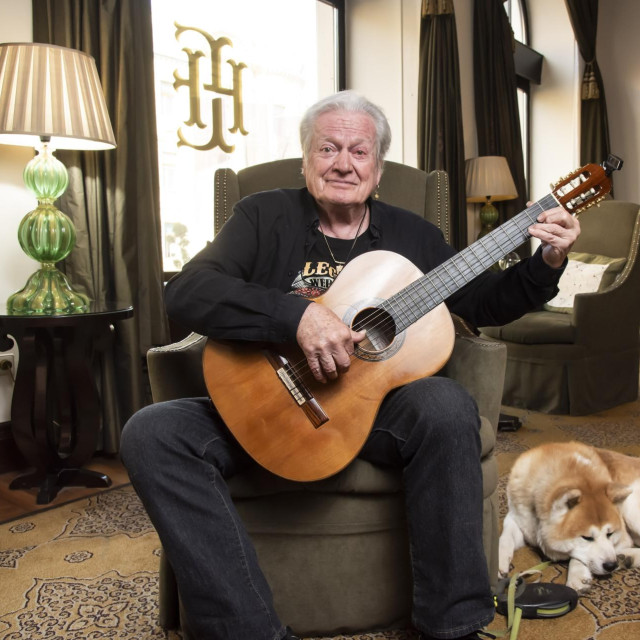 Dubrovački glazbenik s vjernim pratiteljem, petipolgodišnjim japanskim akitom Simbom