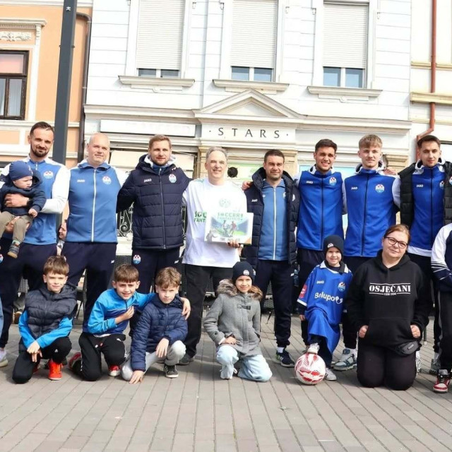 Naser Rizk s igračima i trenerima Slavena Belupa