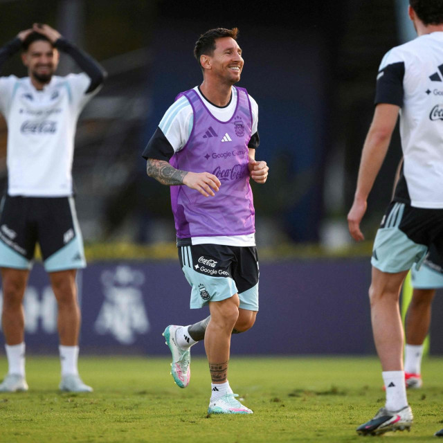 Po dolasku u Argentinu, Lionel Messi trenirao je sa suigračima u reprezentativnom kampu Ezeiza 