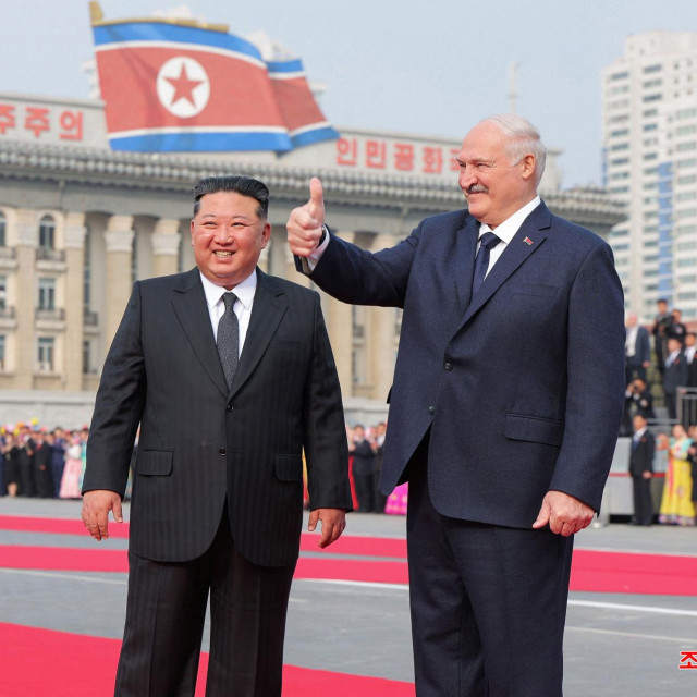 Sjevernokorejski vođa Kim Jong Un i bjeloruski predsjednik Aleksandar Lukašenko snimljeni su tijekom ceremonije dočeka na Trgu Kim Il Sunga u Pjongjangu 25. ožujka 2026. godine
