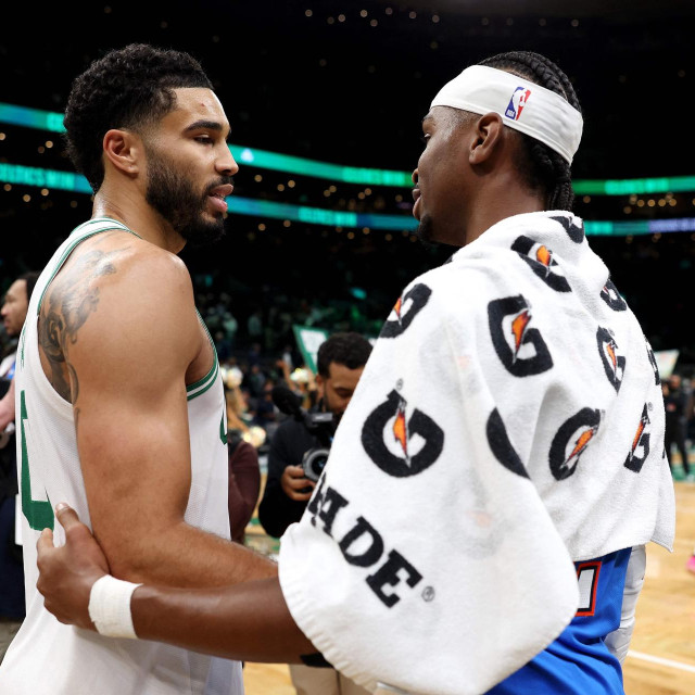 Shai Gilgeous-Alexander čestita Jaysonu Tatumu nakon što su Celticsi zaustavili niz Thundera od 12 pobjeda