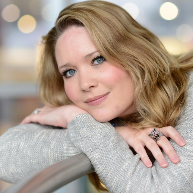 Sarah J. Maas, apsolutna kraljica žanra romantasyja. Romantasy o kojem se govori na TikToku u nekoliko dana izazove porast u prodaji od 500 do 800 posto