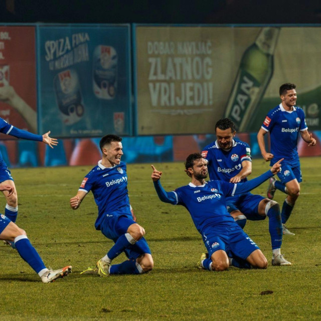 Leonardo Žuta slavi pogodak sa suigračima