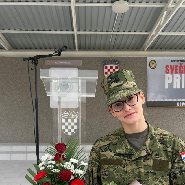 Jana Koščak nakon prisege prije vojne obuke u Požegi