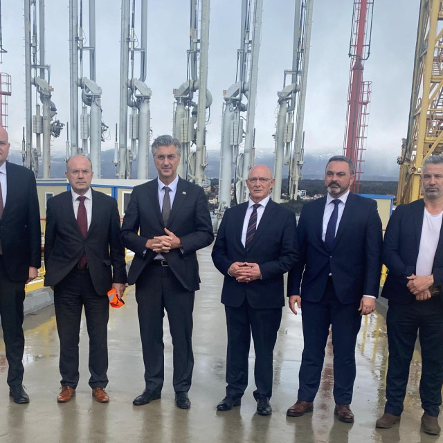 Premijer Andrej Plenković, ministar gospodarstva Ante Šušnjar, predsjednik Uprave JANAF-a Stjepan Adanić, članovi Uprave JANAF-a Vladislav Veselica i Ivan Barbarić 