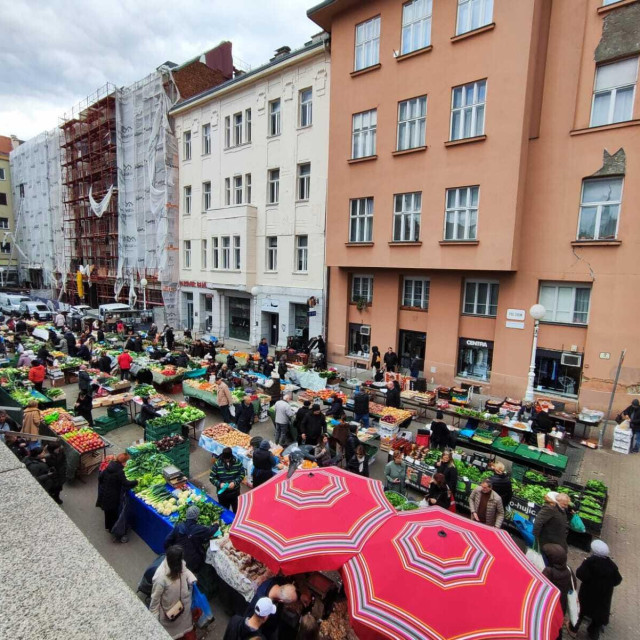 Iako je Zagreb jučer poharala oluja, na središnjoj zagrebačkoj tržnici živo je kao i pred svaki Uskrs