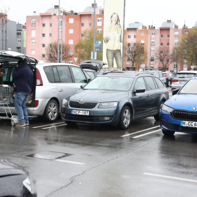 Mađarski građani u kupovini u osječkom Kauflandu