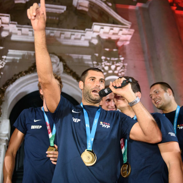 Xavi Garcia prilikom dočeka dubrovačkom dijelu Barakuda na Stradunu 2017., nakon osvojenog naslova svjetskog prvaka u Budimpešti
