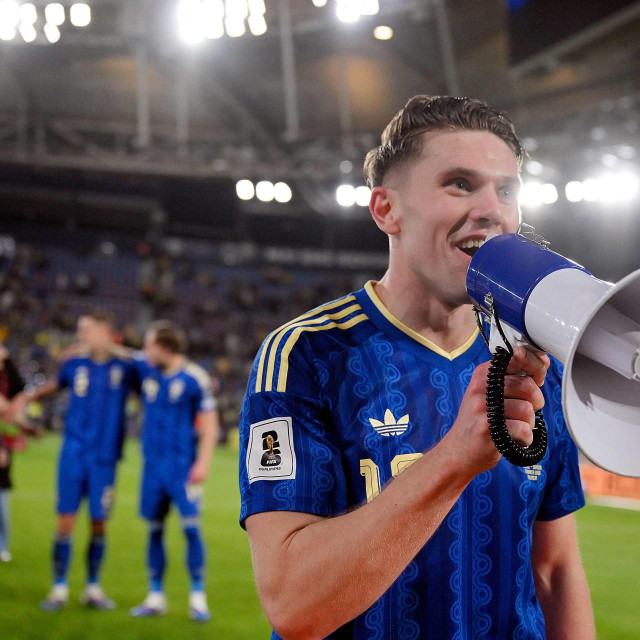 Viktor Gyökeres burno je s megafonom proslavio svoj hat-trick kojim je u Valenciji Švedskoj donio prolaz u finale play-offa za Svjetsko prvenstvo protiv Ukrajine
