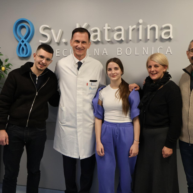 Ella Jovanović s ocem, majkom, bratom i prof.dr. Primorcem u bolnici Sv. Katarina

 