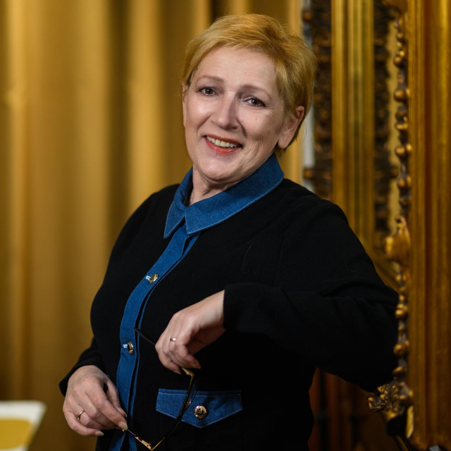 ”Sin je privatno vrlo ozbiljan, teško je iz njega riječ izbiti, a na sceni... On sam kaže: ‘Šta ću govoriti kad sve što imam reći kažem na stejdžu’?”, govori Eda o sinu, glazbenoj zvijezdi Vojko V