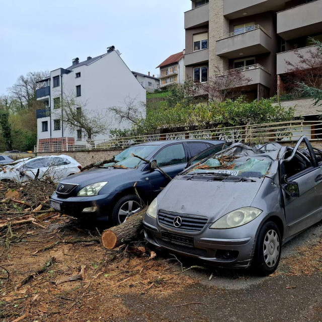 Uništeni automobili na Jelenovcu