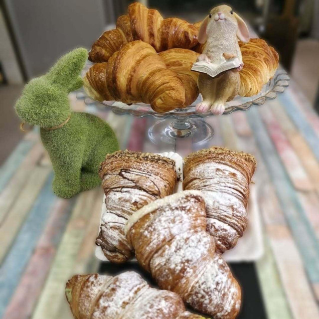 Svaki Kornet pažljivo je umočen u bijelu ili tamnu čokoladu, a zatim posut neodoljivim dodacima