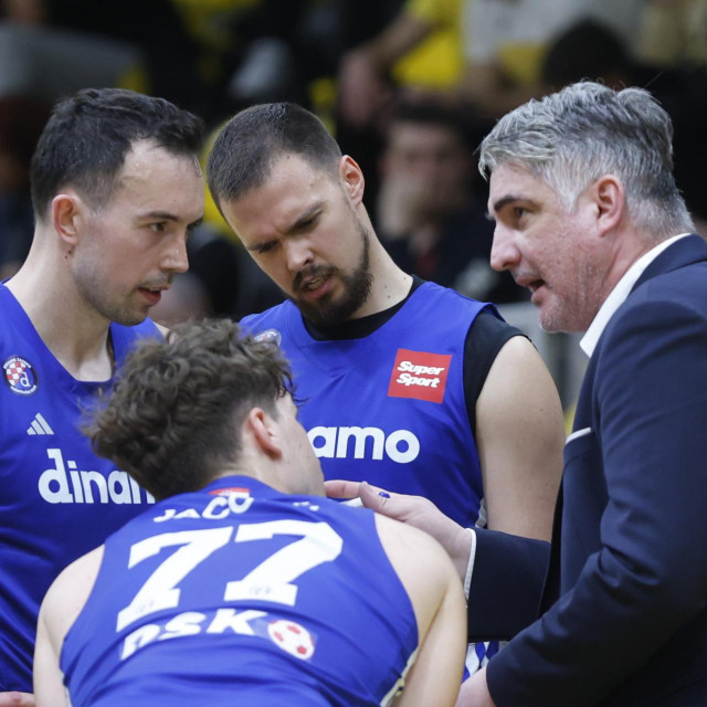 Po Final Four - Hrvoje Garafolić, Fran Jacović i Emil Savić s trenerom Damirom Mulaomerovićem